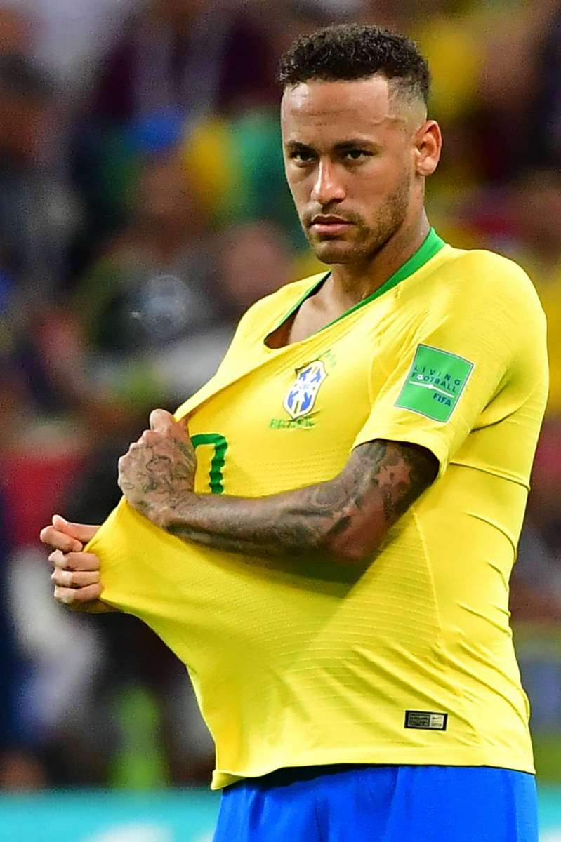 Brazil's midfielder Renato Augusto (L) celebrates after scoring during the Russia 2018 World Cup quarter-final football match between Brazil and Belgium at the Kazan Arena in Kazan on July 6, 2018. / AFP PHOTO / Manan VATSYAYANA / RESTRICTED TO EDITORIAL USE - NO MOBILE PUSH ALERTS/DOWNLOADS