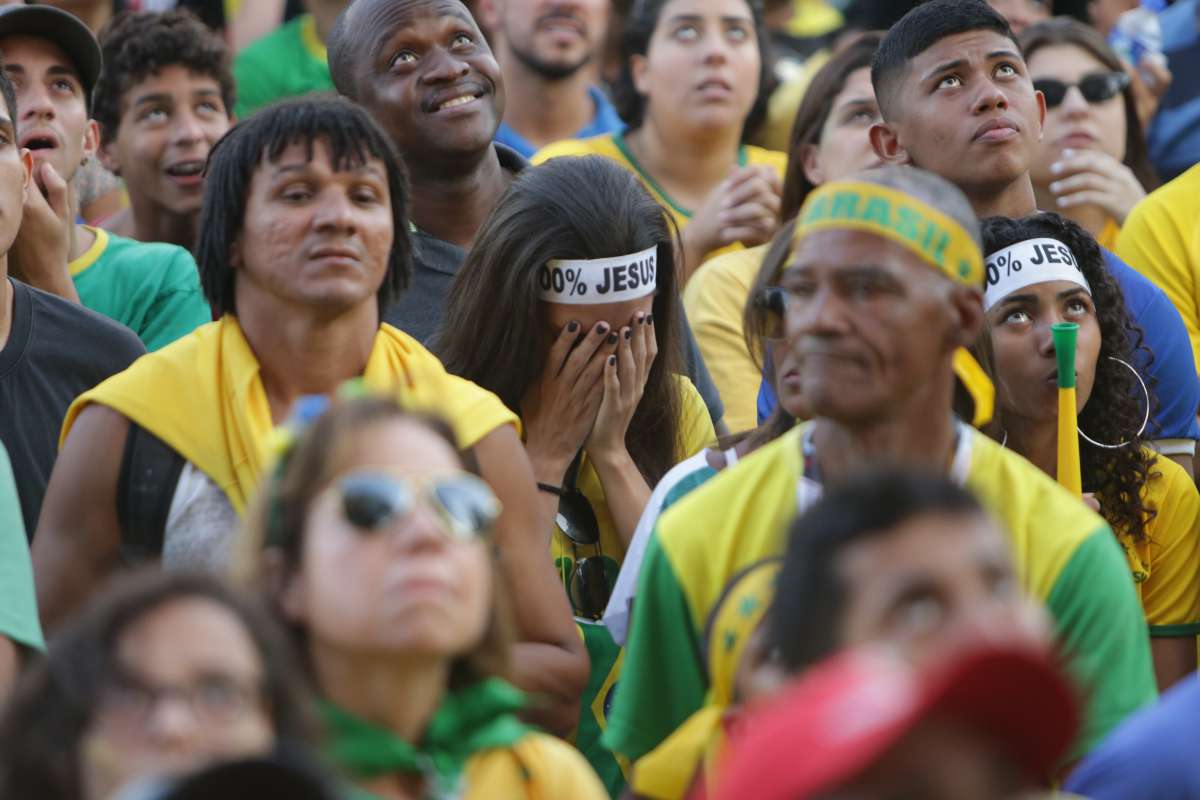 À medida que o fim da partida se aproximava, a desilusão do público na Praça Mauá aumentava - Daniel Castelo Branco
