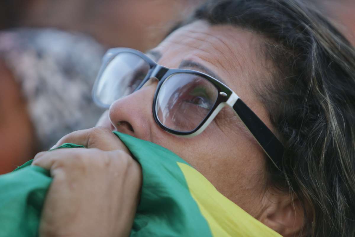 Boulevard Olímpico - Decepção dos torcedores brasileiros no Pier Mauá na derrota do Brasil para a Bélgica na Copa do Mundo da Russia. Foto: Daniel Castelo Branco / Agência O Dia