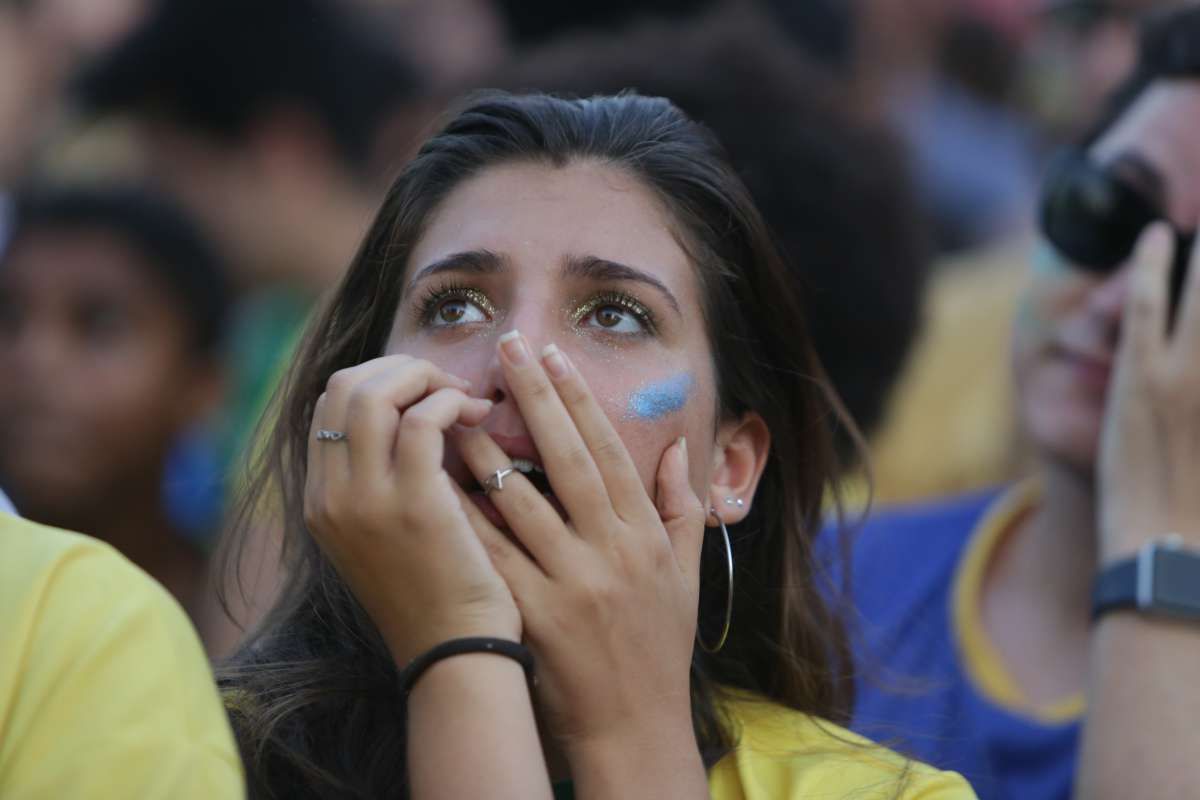 Boulevard Olímpico - Decepção dos torcedores brasileiros no Pier Mauá na derrota do Brasil para a Bélgica na Copa do Mundo da Russia. Foto: Daniel Castelo Branco / Agência O Dia
