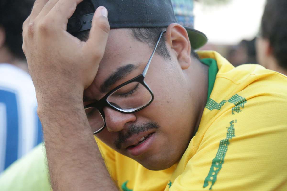 Boulevard Olímpico - Decepção dos torcedores brasileiros no Pier Mauá na derrota do Brasil para a Bélgica na Copa do Mundo da Russia. Foto: Daniel Castelo Branco / Agência O Dia