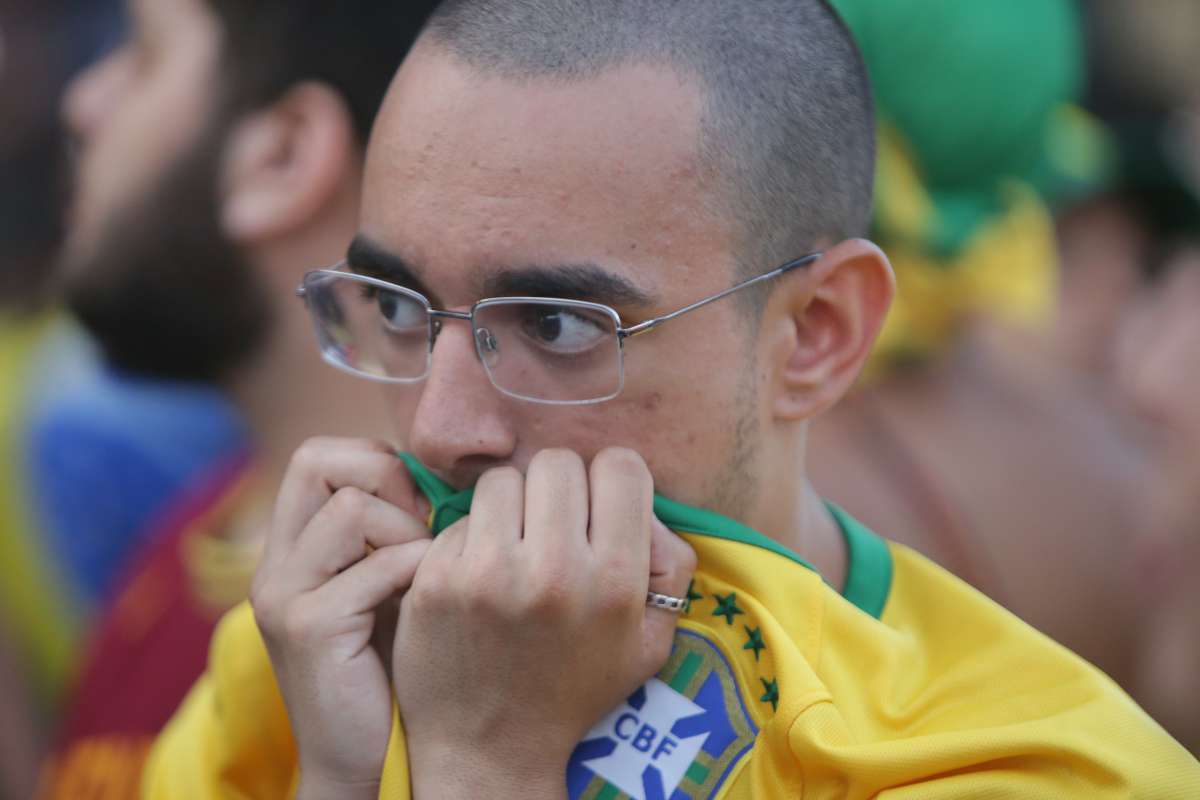 Boulevard Olímpico - Decepção dos torcedores brasileiros no Pier Mauá na derrota do Brasil para a Bélgica na Copa do Mundo da Russia. Foto: Daniel Castelo Branco / Agência O Dia