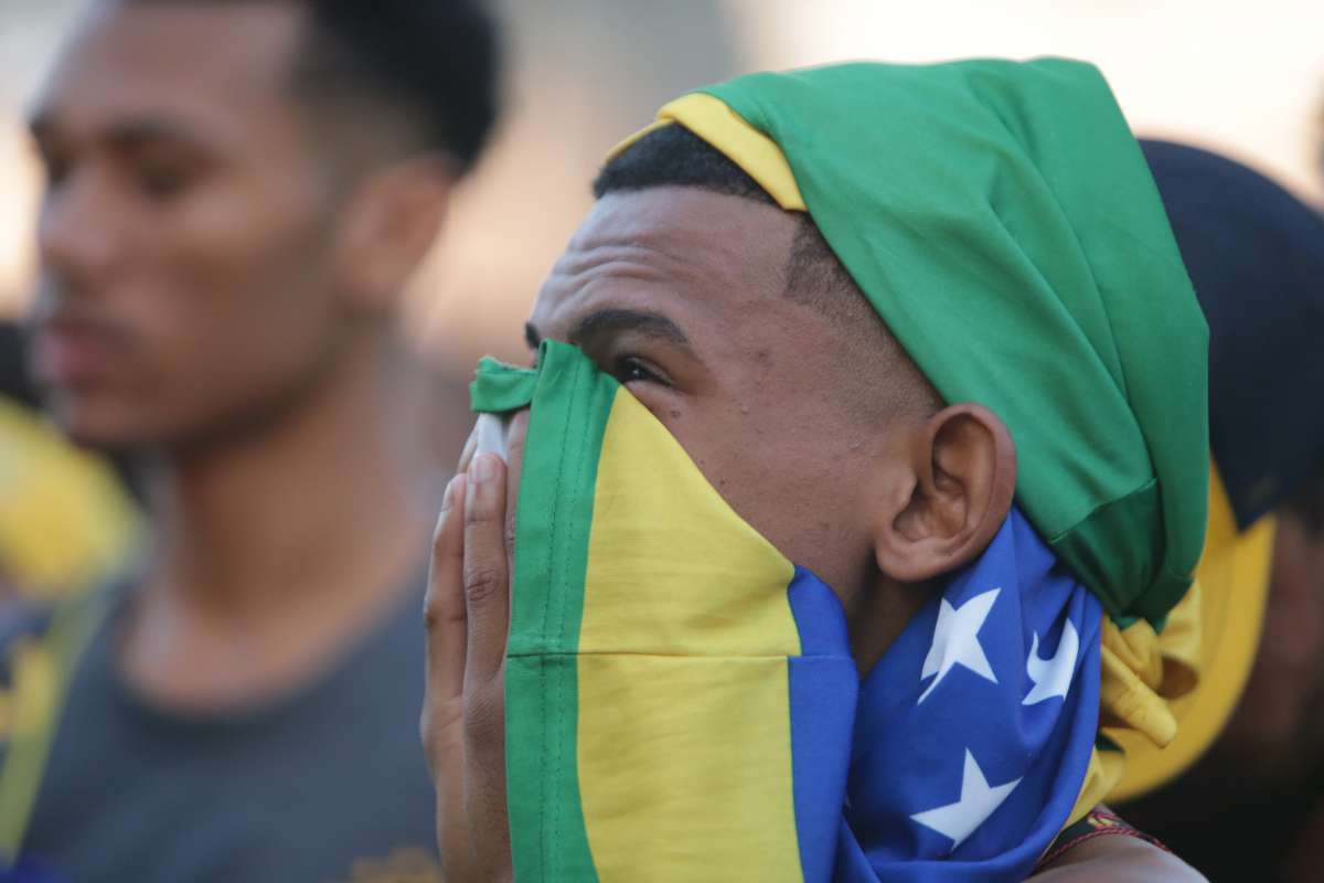Boulevard Olímpico - Decepção dos torcedores brasileiros no Pier Mauá na derrota do Brasil para a Bélgica na Copa do Mundo da Russia. Foto: Daniel Castelo Branco / Agência O Dia