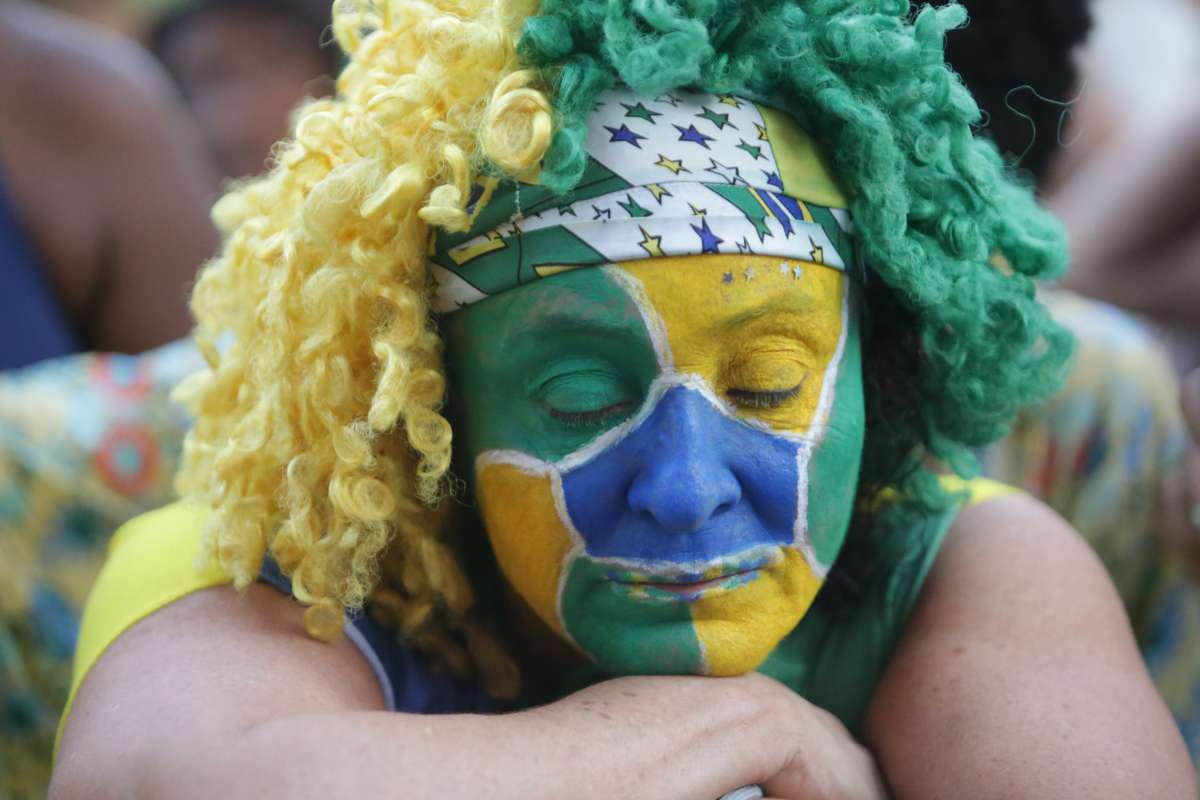 Decepção dos torcedores brasileiros no Pier Mauá na derrota do Brasil para a Bélgica na Copa do Mundo - Daniel Castelo Branco / Agência O Dia