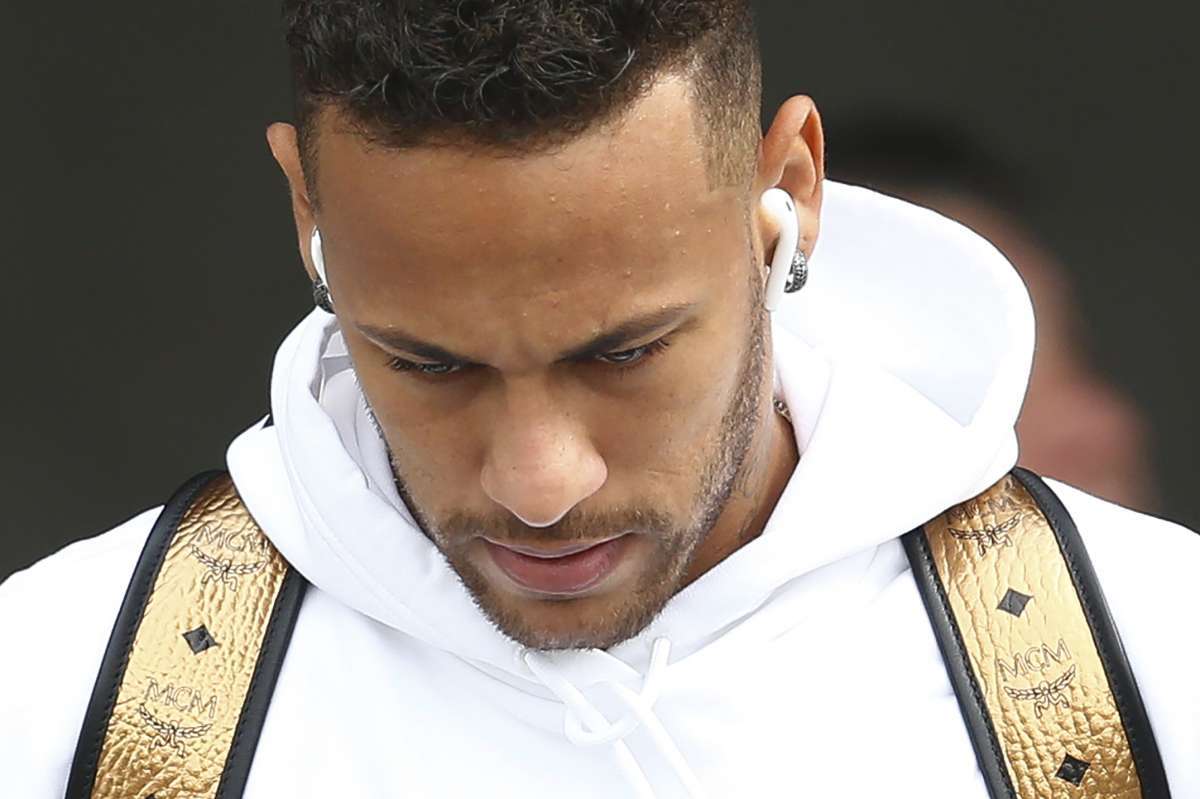 Neymar deixa hotel em Kazan