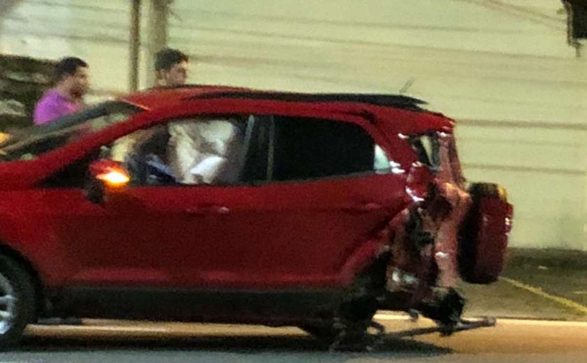 Ve&iacute;culo atingido pelo que furou o bloqueio