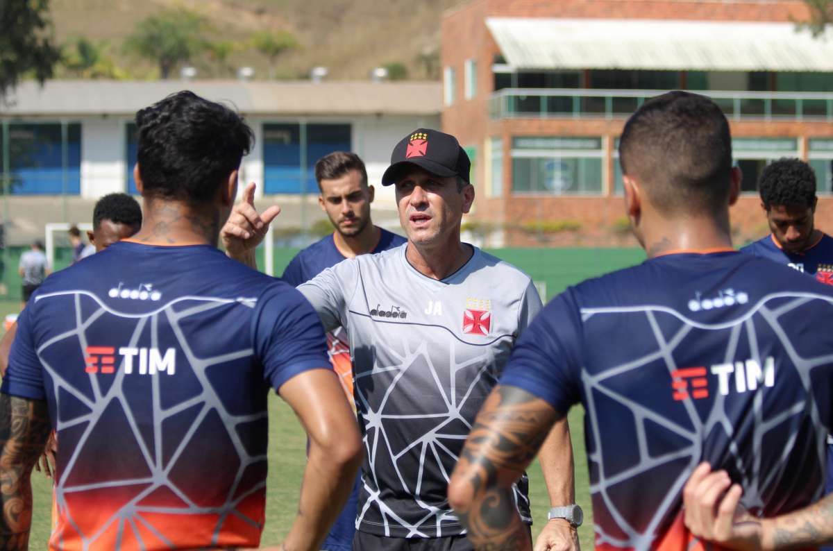 Jorginho, técnico do Vasco, comanda treino em  Pinheiral - CARLOS GREGÓRIO JR / VASCO