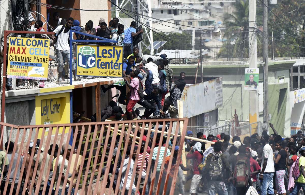 Multidão invade shopping em Delmas, uma comuna perto de Porto Príncipe - AFP