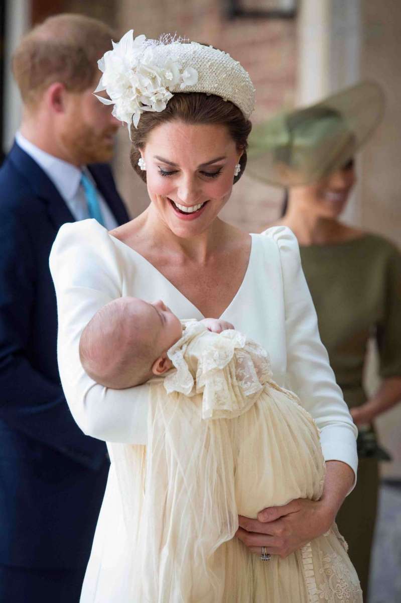 A britânica Catherine Middleton, duquesa de Cambridge, segura o príncipe Louis de Cambridge (AFP photo / Pool / Dominic Lipinski)