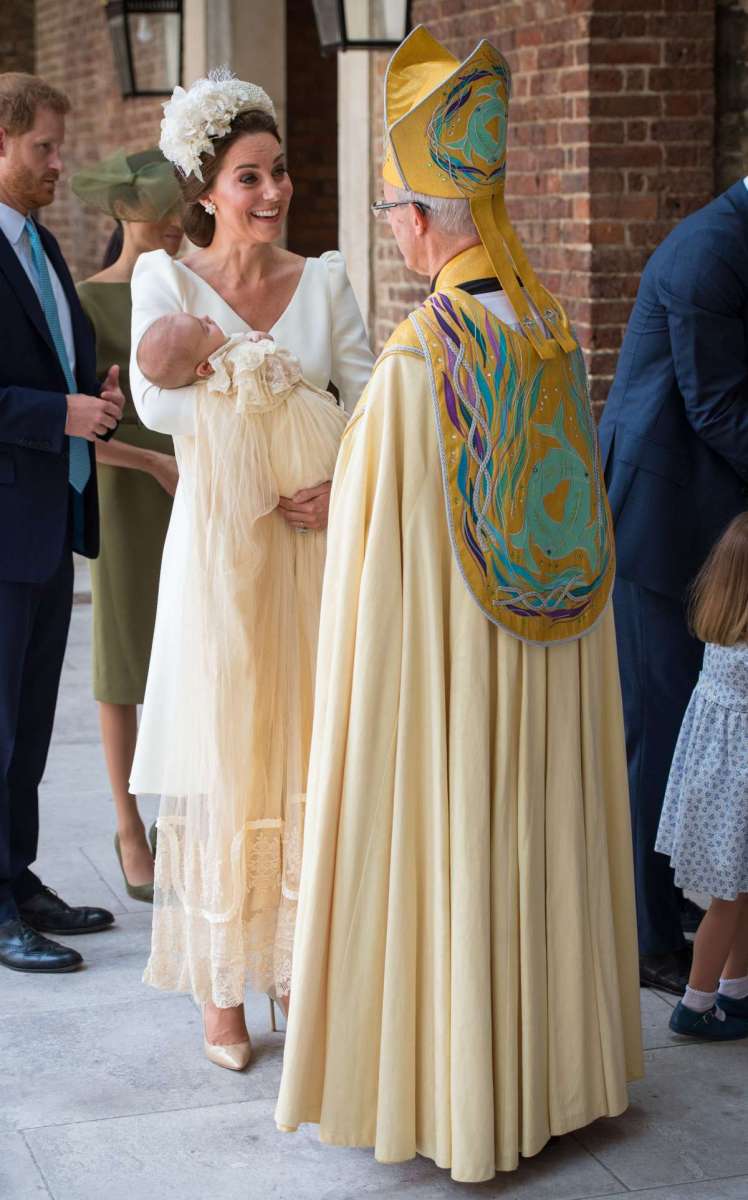 A britânica Catherine Middleton, duquesa de Cambridge, segura o príncipe Louis de Cambridge (AFP photo / Pool / Dominic Lipinski)