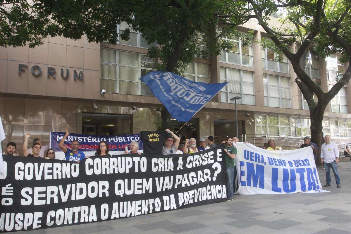 18- -07-09Protesto de Servidores na frente do F&oacute;rum, Centro, tem policiamento refor&ccedil;ado.Foto de Ma&iacute;ra Coelho / Ag&ecirc;ncia O Dia. Cidade,Sal&aacute;rio, Crise, Atraso, Tribunal, Justi&ccedil;a, Servidor, Coluna, Pol&iacute;cia, Policiamento