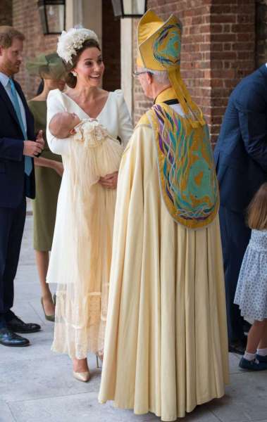 A britânica Catherine Middleton, duquesa de Cambridge, segura o príncipe Louis de Cambridge (AFP photo / Pool / Dominic Lipinski) - AFP