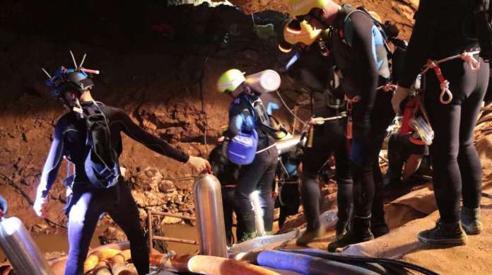 Mergulhadores de elite trabalham na caverna de Thuam Luang
