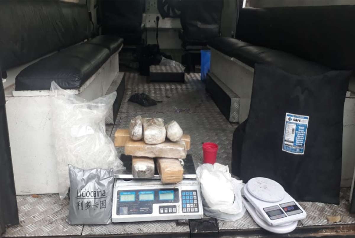 Drogas, munições e uma balança de precisão foram apreendidas 