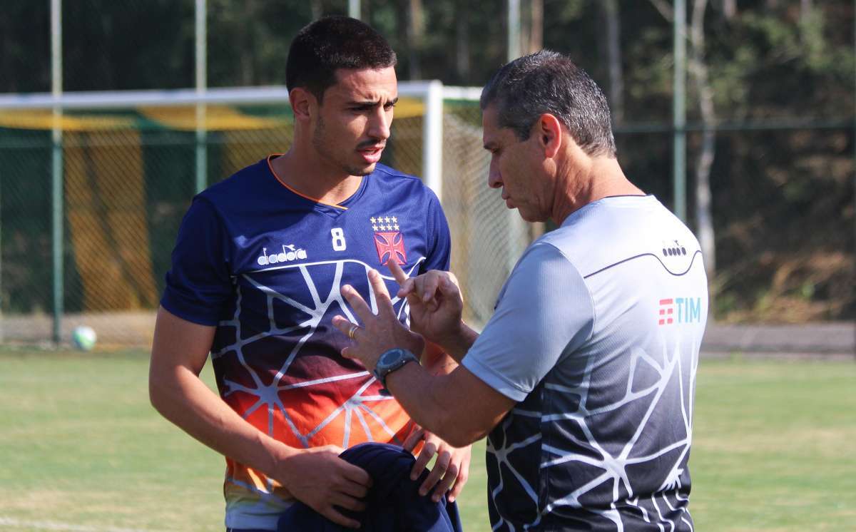 Thiago Gualhardo conversa com Jorginho - Carlos Gregório Jr/Vasco.com.br