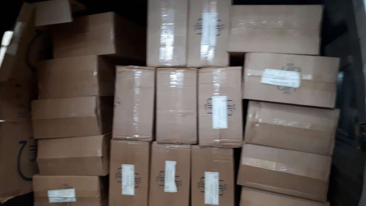 Cerca de 100 mil cigarros foram apreendidos em galpão em São João de Meriti. Material, avaliado em R$ 1 milhão, pertence à milícia, segundo a polícia - Divulgação 