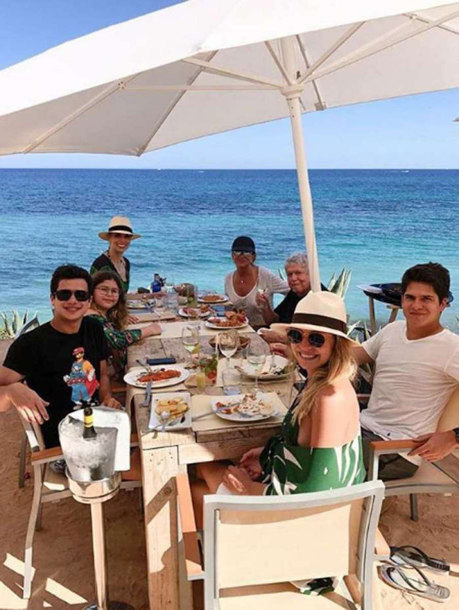 Em tratamento contra o câncer de mama, Ana Furtado curte férias com a família em Ibiza