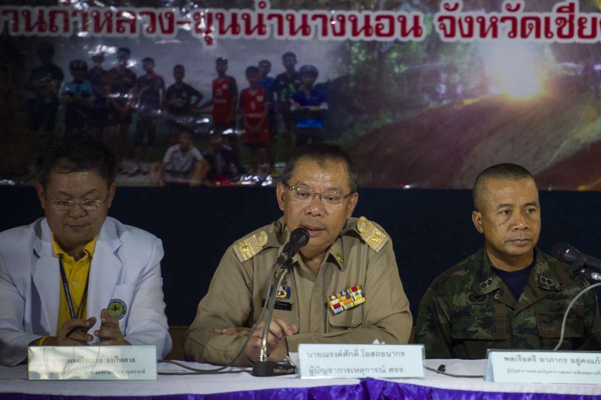 Governador de Chiang Rai, Narongsak Osotthanakorn participou de coletiva de imprensa nesta quarta-feira e deu os primeiros detalhes sobre o resgate dos meninos: alguns deles estavam adormecidos