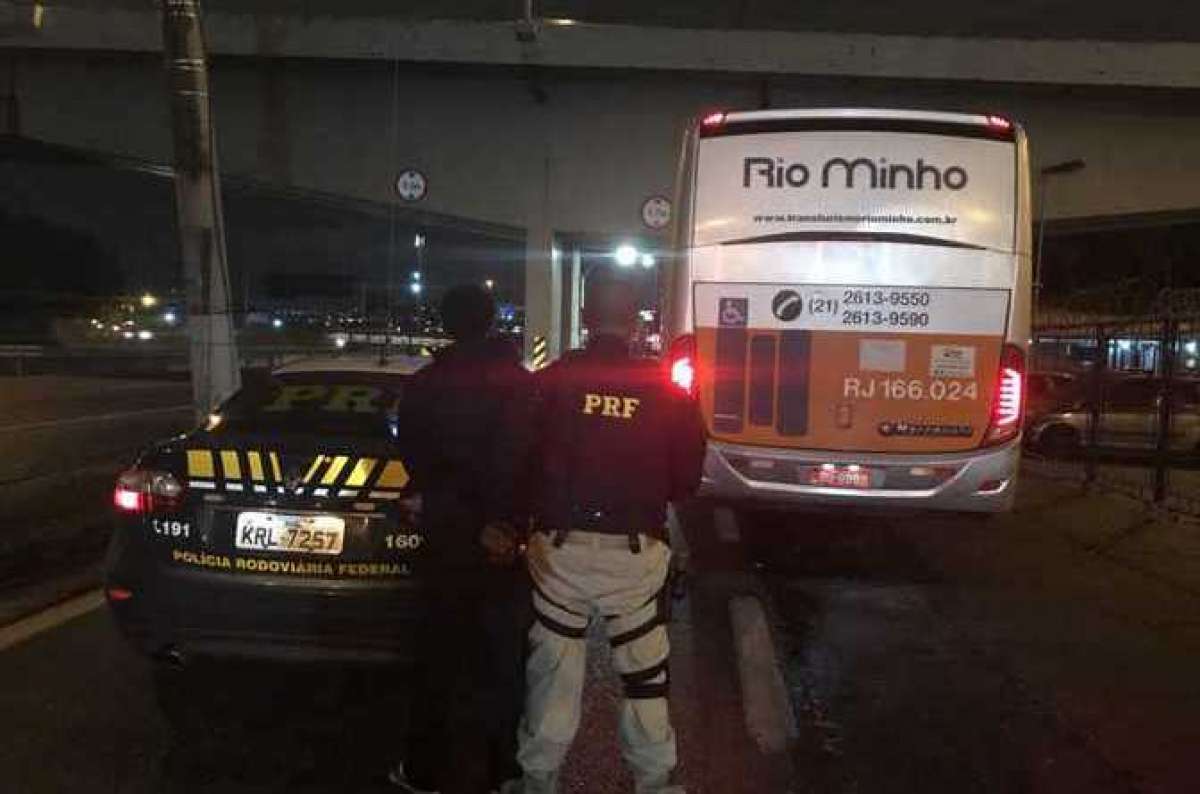 Criminoso é preso por agentes da PRF na Dutra - Divulgação