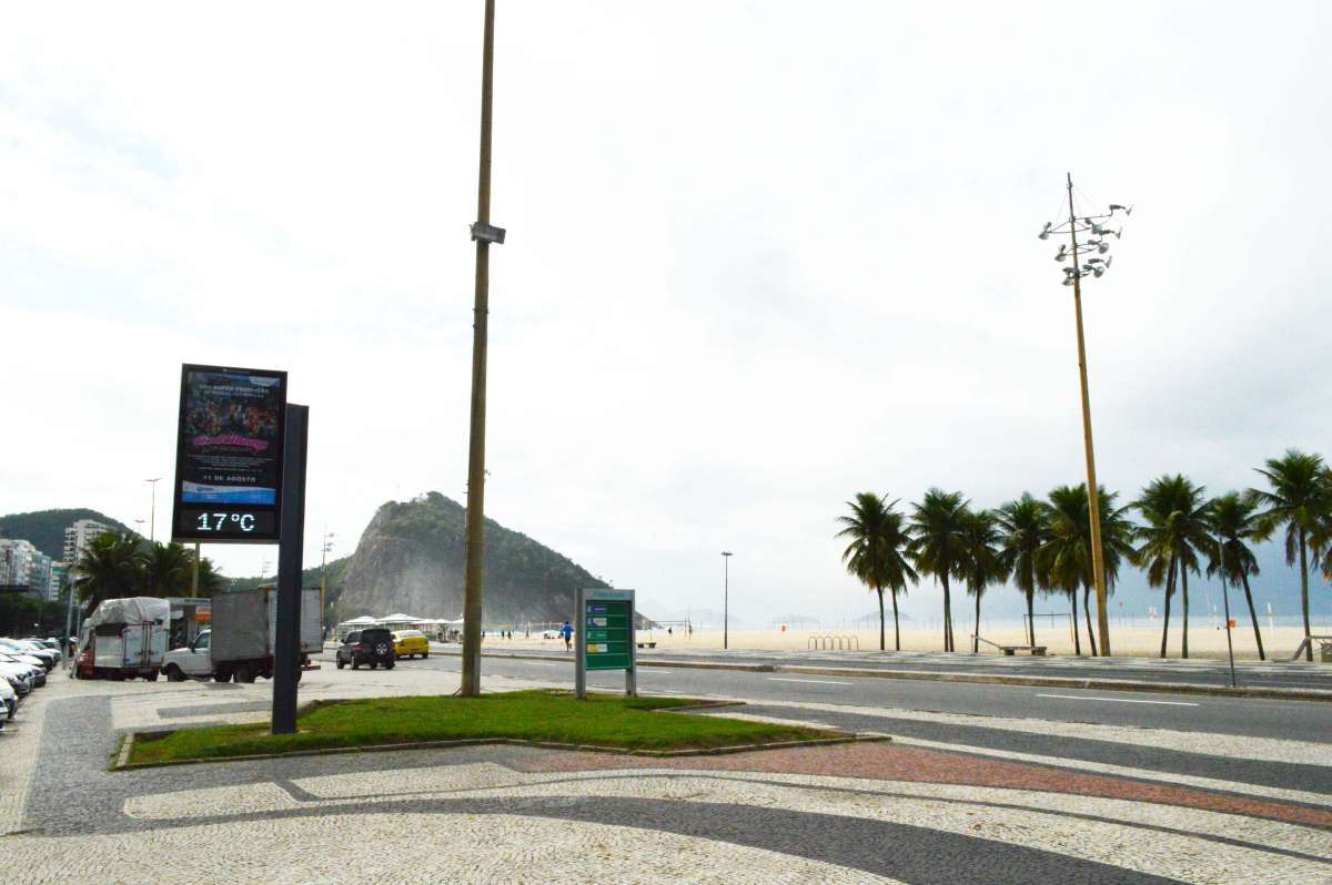 11/07/2018 - AGÊNCIA DE NOTîCIAS - PARCEIRO - Rio permanece sob efeito da frente fria que chegou na terça-feira, 10. Temperatura baixa e tempo nublado mudam a paisagem da Praia do Leme, Zona Sul da cidade, nesta quarta-feira,11 - Foto: Paulo Carneiro/Parceiro/Agência O Dia - Paulo Carneiro/Parceiro/Agência O Dia