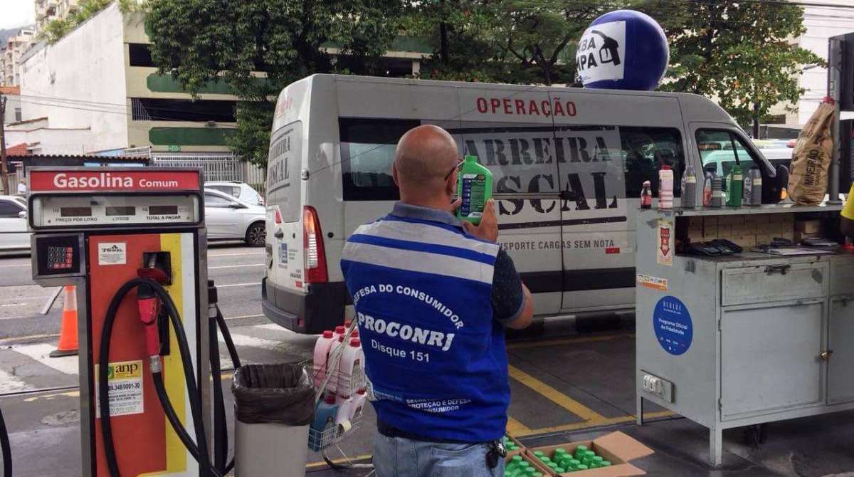 Fiscal interdita bomba em posto