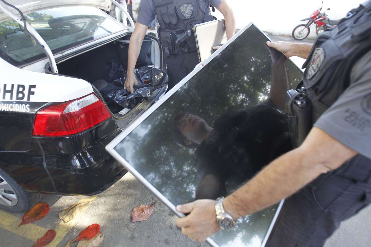 Operação da Polícia Civil,prende membros de quadrilha que praticava sequestros-relâmpago. Presos e material apreendido, foram levados para a DHBF, em Belford Roxo. Estefan Radovicz / Agência O Dia CIDADE,POLÍCIA,QUADRILHA,ASSASSINATO,ESTELIONATO
Byline