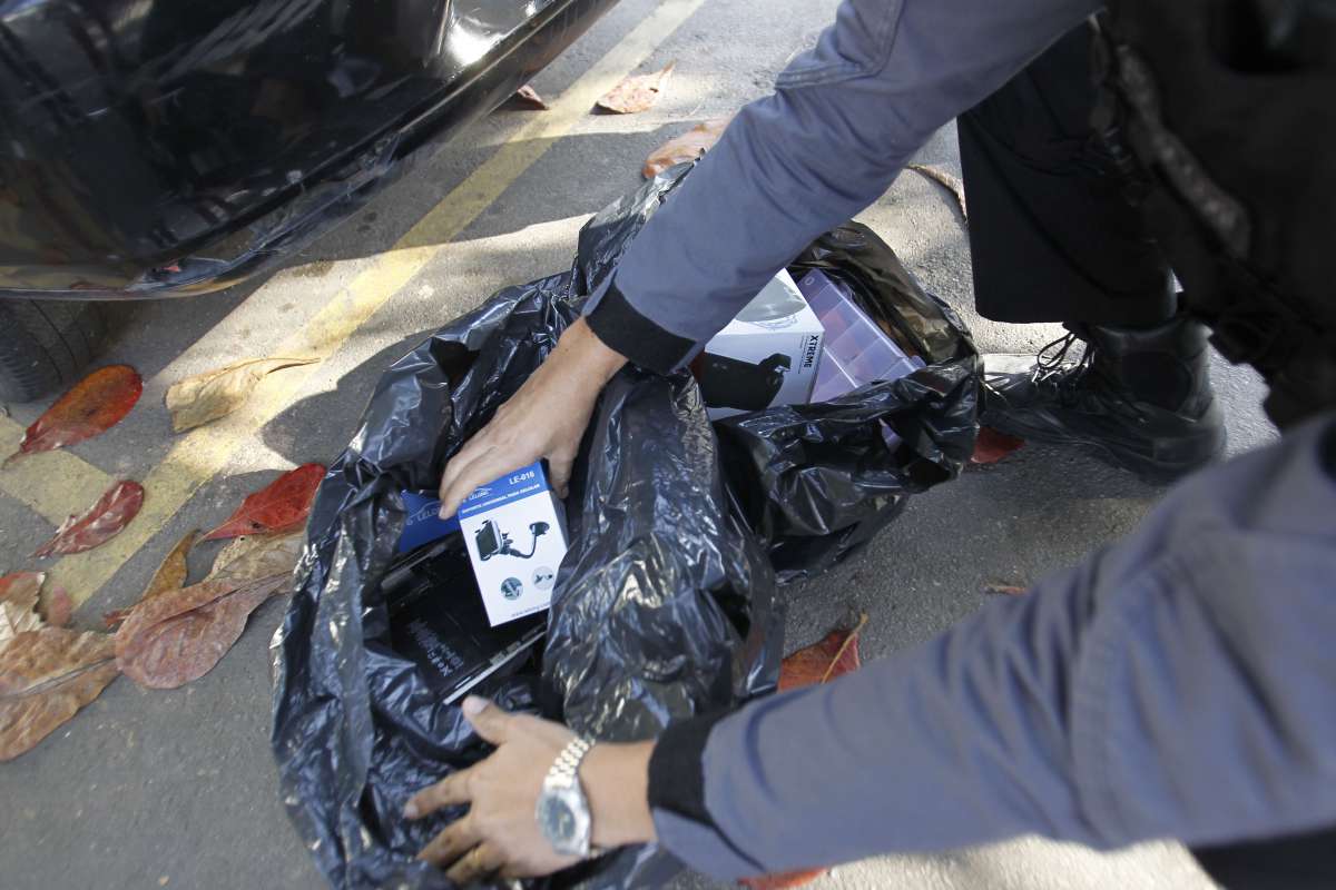 Operação da Polícia Civil,prende membros de quadrilha que praticava sequestros-relâmpago. Presos e material apreendido, foram levados para a DHBF, em Belford Roxo. Estefan Radovicz / Agência O Dia CIDADE,POLÍCIA,QUADRILHA,ASSASSINATO,ESTELIONATO
Byline