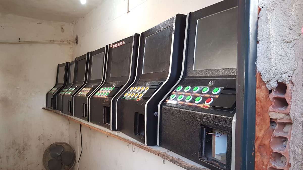 Sete máquinas caça-níqueis foram apreendidas no Morro dos Prazeres