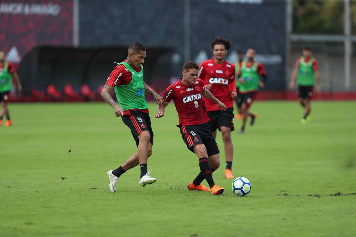 Cuéllar toca a bola, marcado por Guerrero, durante treino do Flamengo no Ninho do Urubu