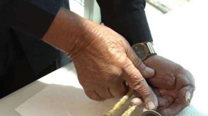 O indiano Shridahar Chillal, 82 anos, que entrou para o Guinness com o recorde de maiores unhas em uma m�o aceitou cort�-las para um museu em Nova York. Foi preciso um esmeril para as unhas que, somadas, chegavam a 909,6 cm ap�s 66 anos.