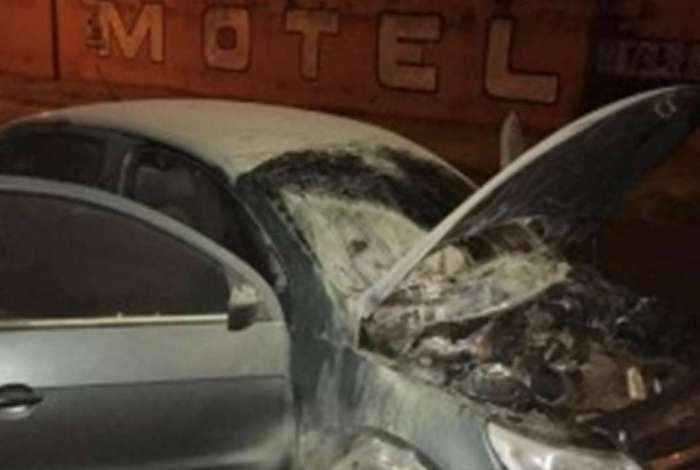 Carro de mulher foi incendiado em frente a motel