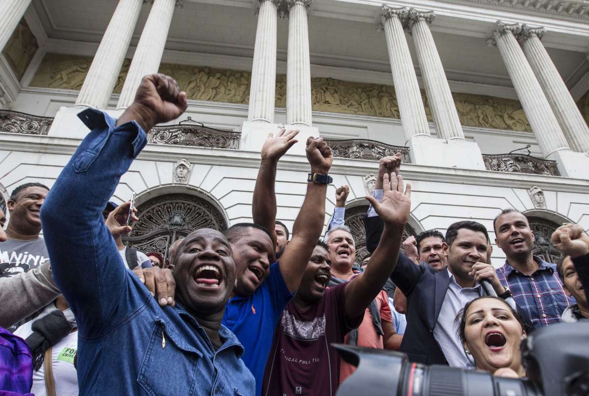 Manifestacao pro e contra o prefeito Crivella em frente a Camara dos vereadores. Rj, 12 de julho.