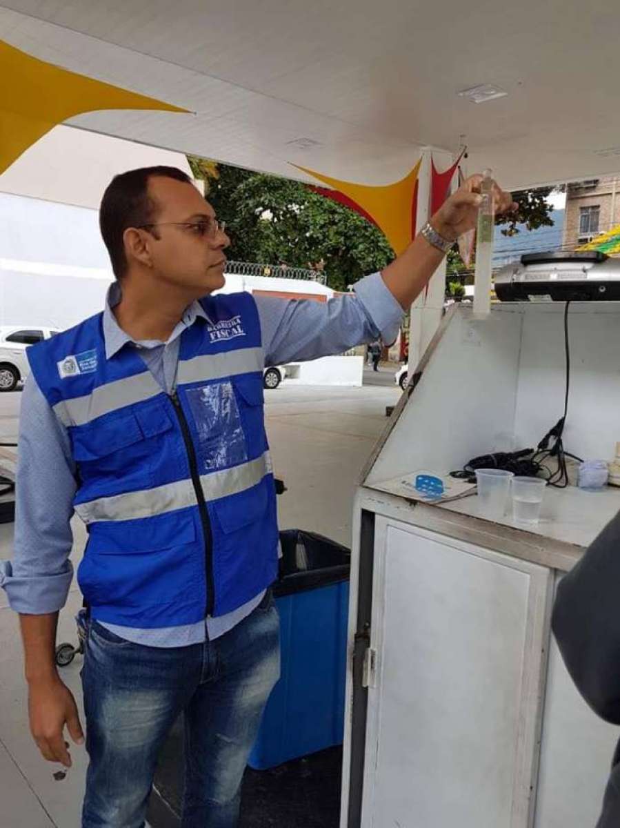 Fiscal interdita bomba em posto