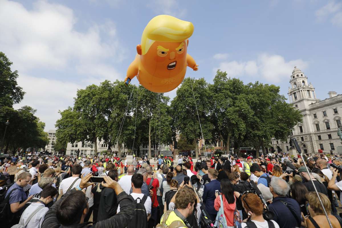 Balão gigante representando o presidente dos EUA, Donald Trump, como um bebê laranja - AFP/ Tolga Akmen