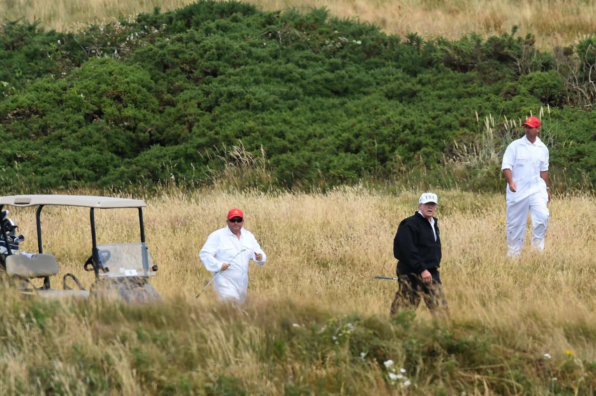 Trump &eacute; alvo de protestos ao passar o fim de semana na Esc&oacute;cia, durante visita de quatro dias &agrave; Gr&atilde;-Bretanha (AFP photo/ Neil Hanna)