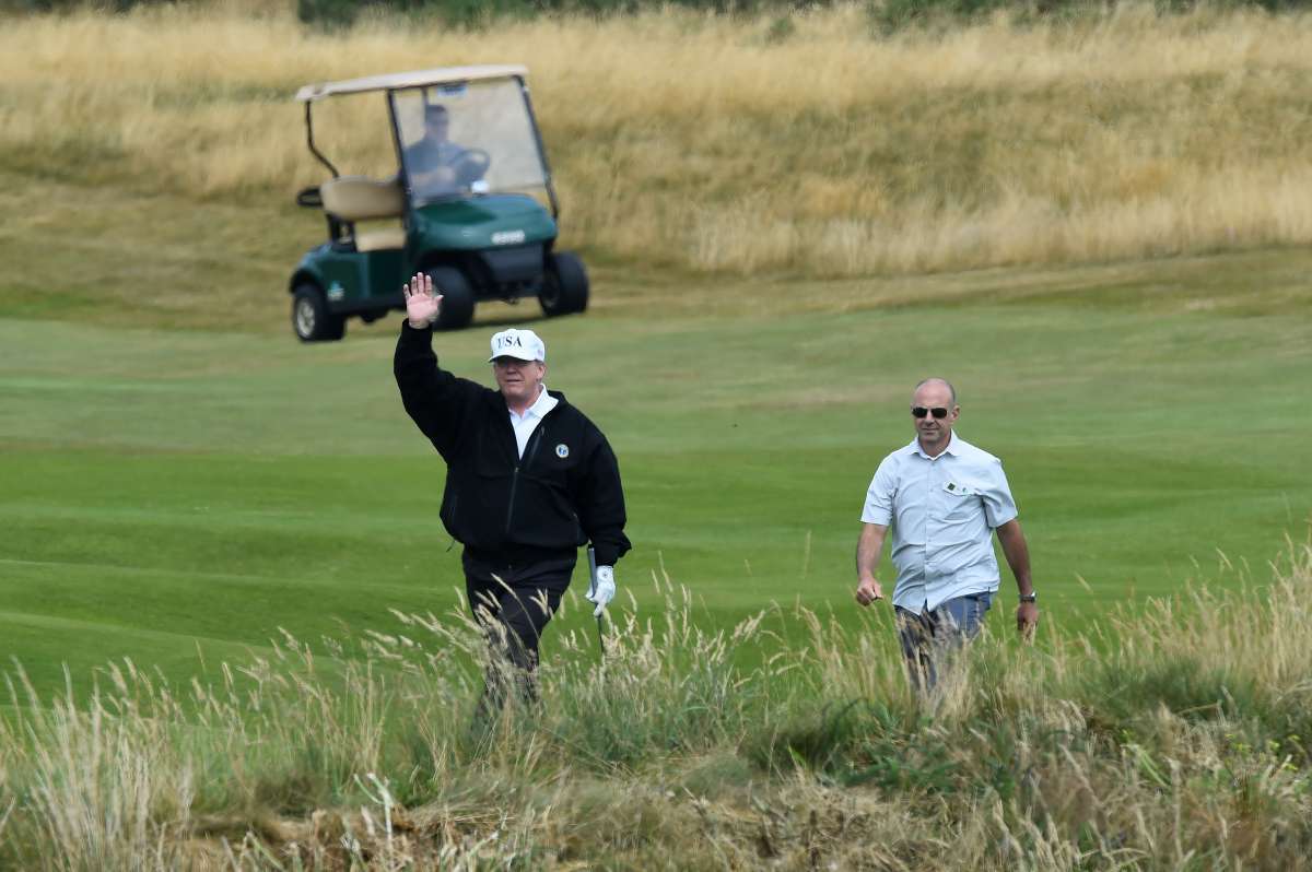 Donald Trump gesticula enquanto joga golfe no campo Ailsa em Trump Turnberry  - AFP photo/ Andy Buchanan