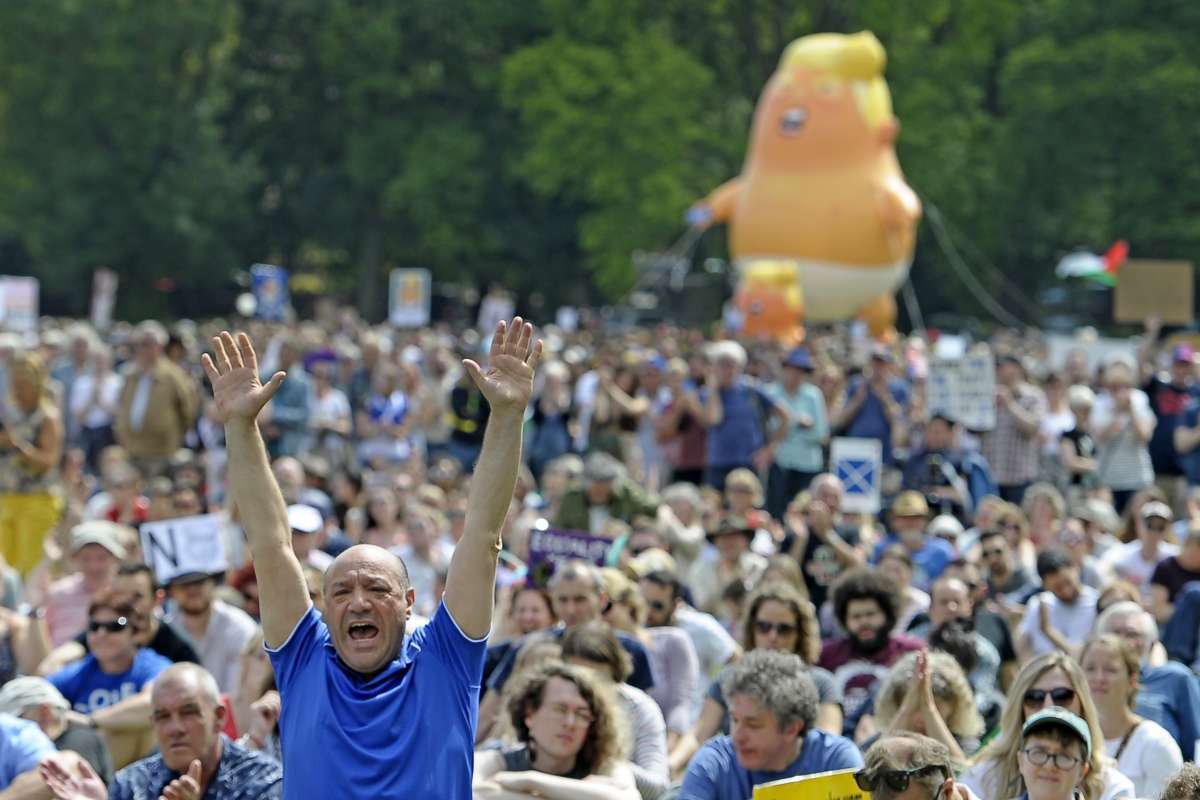 Trump &eacute; alvo de protestos ao passar o fim de semana na Esc&oacute;cia, durante visita de quatro dias &agrave; Gr&atilde;-Bretanha (AFP photo/ Neil Hanna)