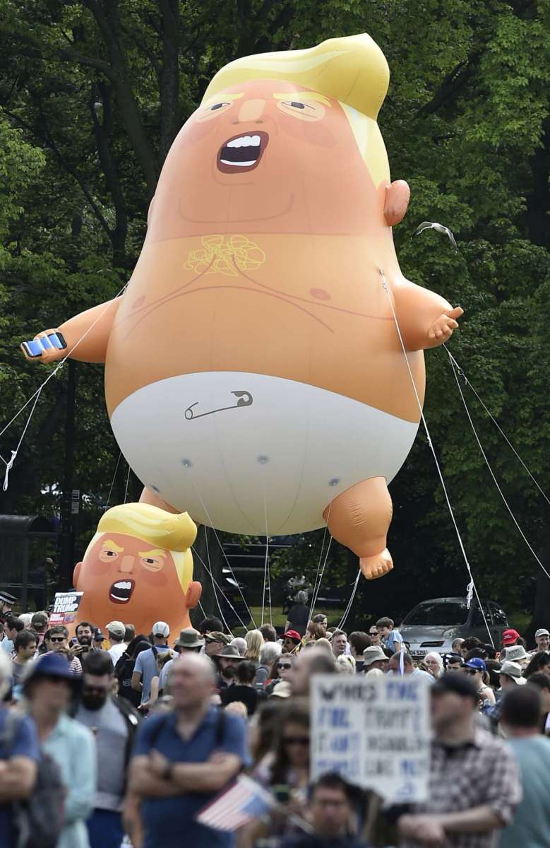 Trump &eacute; alvo de protestos ao passar o fim de semana na Esc&oacute;cia, durante visita de quatro dias &agrave; Gr&atilde;-Bretanha (AFP photo/ Neil Hanna)