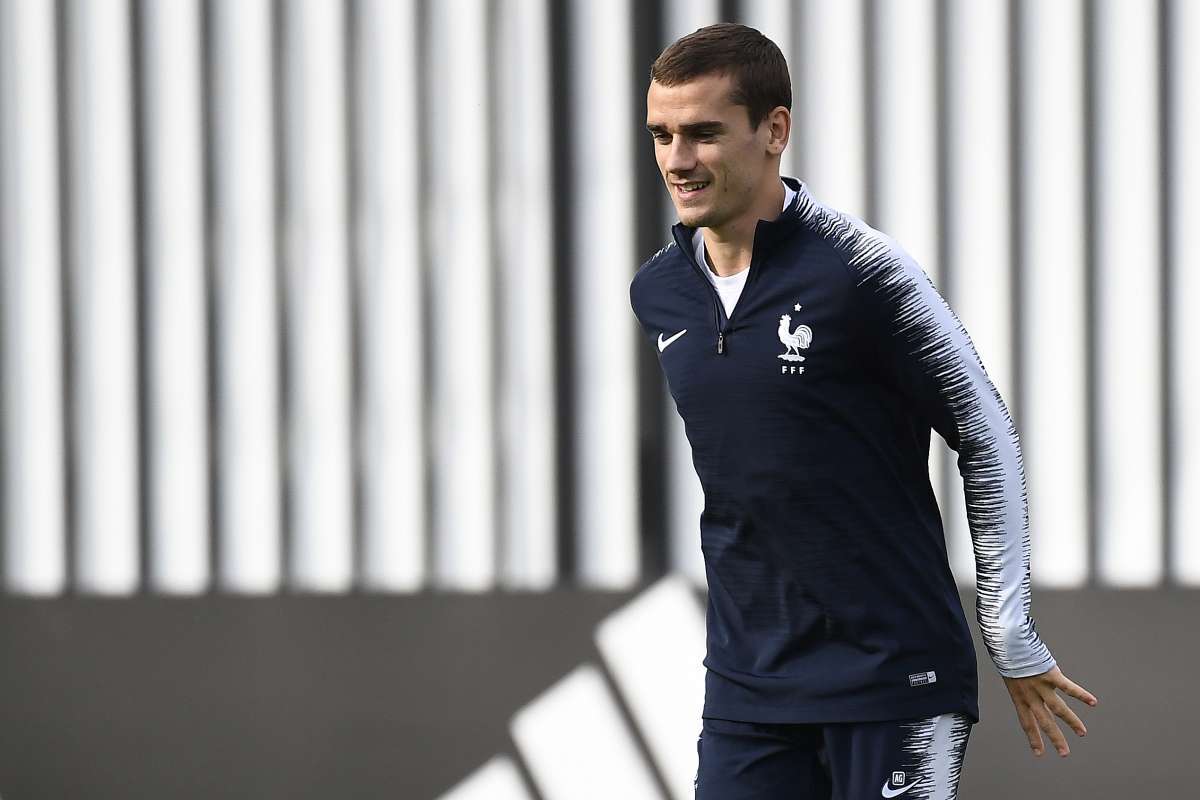 France's forward Kylian Mbappe (L) and France's forward Antoine Griezmann attend a training session at the Luzhniki trining field in Moscow on July 14, 2018 on the eve of the Russia 2018 World Cup final football match between France and Croatia. / AFP PHOTO / FRANCK FIFE