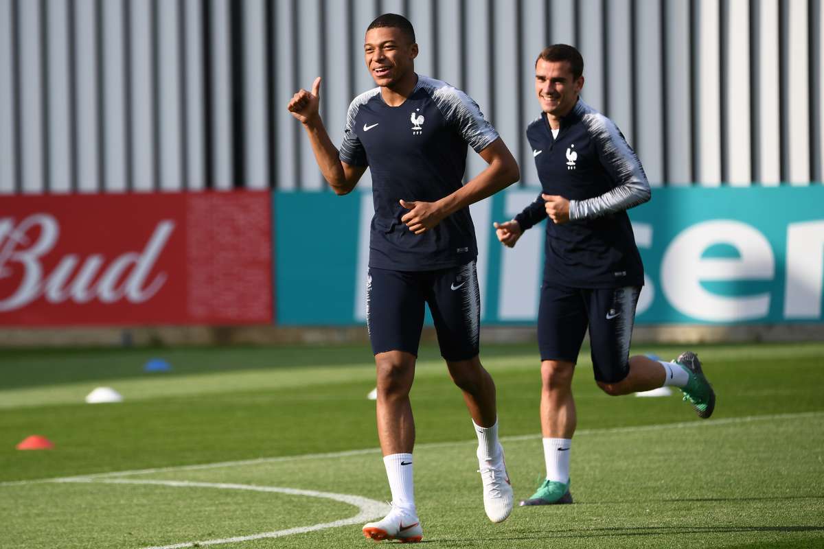 France's forward Kylian Mbappe (L) and France's forward Antoine Griezmann attend a training session at the Luzhniki trining field in Moscow on July 14, 2018 on the eve of the Russia 2018 World Cup final football match between France and Croatia. / AFP PHOTO / FRANCK FIFE
