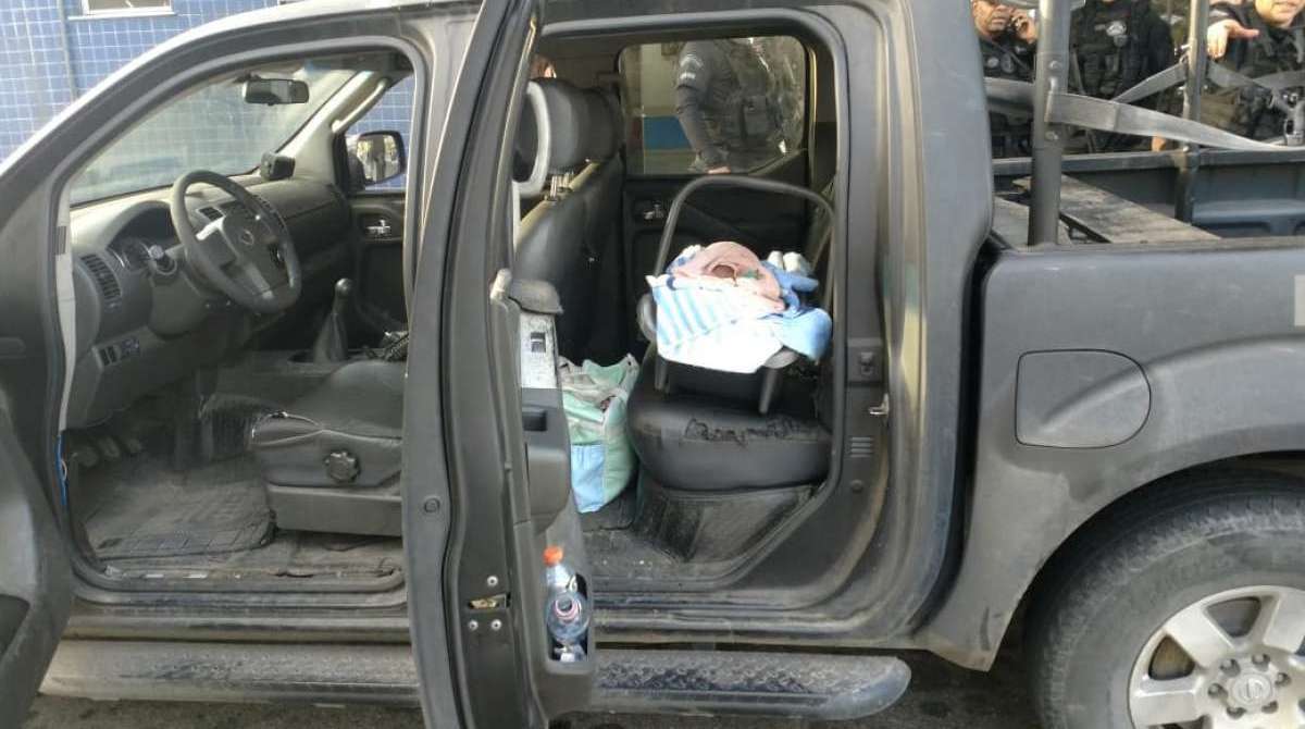 Bebê retirado da mãe em cesariana forçada é encontrado em favela de Duque de Caxias