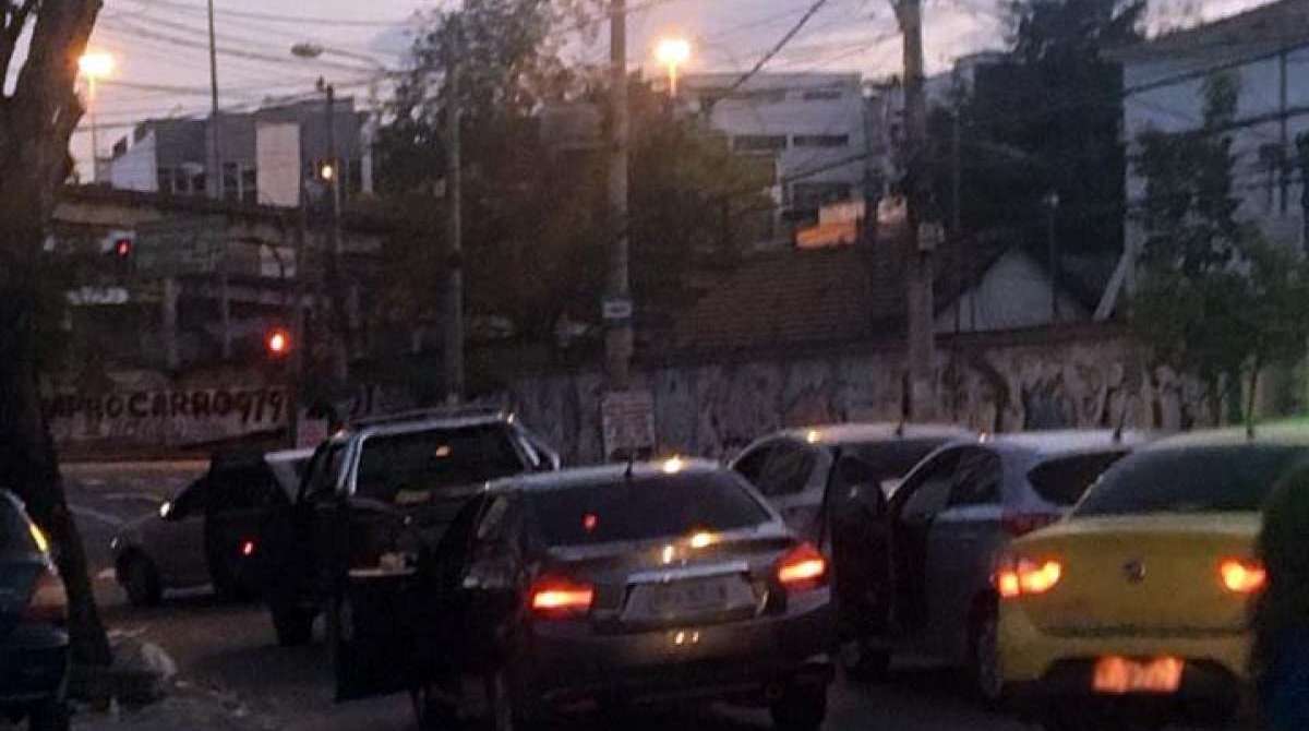 Bandidos abordaram vários carros - Reprodução / Internet