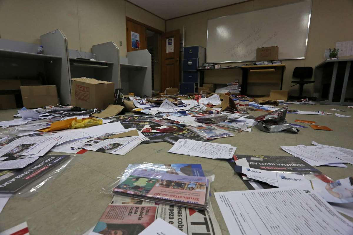 Cerca de 220 paulistas foram presos por agentes da Operação Lapa Presente e por policiais do 5º BPM (Praça da Harmonia), na madrugada desta quarta-feira, após invadir, saquear e depredar os oito andares da sede do Sindicato dos Empregados no Comércio do Rio de Janeiro, na Rua André Cavalcanti, 33, na Lapa. Não houve feridos. O incidente ocorreu horas antes do início da eleição que, 48 anos depois de domínio da família Mata Roma, escolherá a nova diretoria da entidade, que está sob intervenção da Justiça Federal. Nos dois dos quatro ônibus em que os paulistas estavam foram apreendidos simulacro de pistola, soco inglês, faca e canivete, além de drogas, fogos de artifício e fumaças sinalizadoras, muito usadas por torcidas organizadas em jogos de futebol.