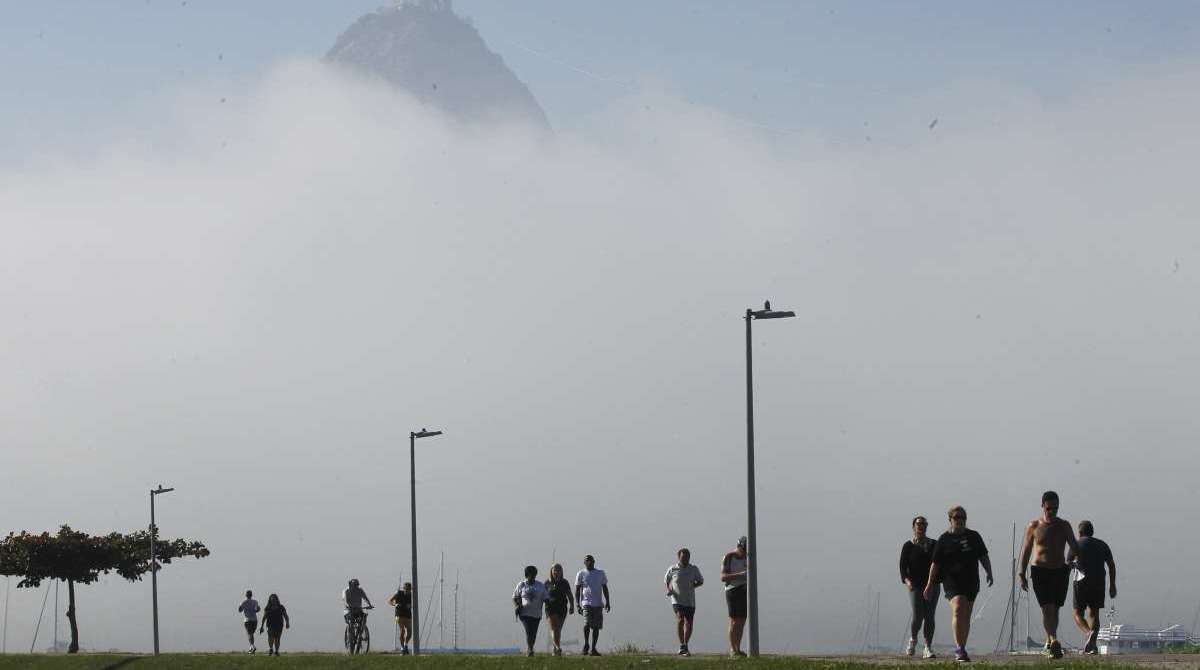 Domingo de lazer e forte nevoeiro na zona sul da cidade. Na foto, pistas fechadas no aterro.