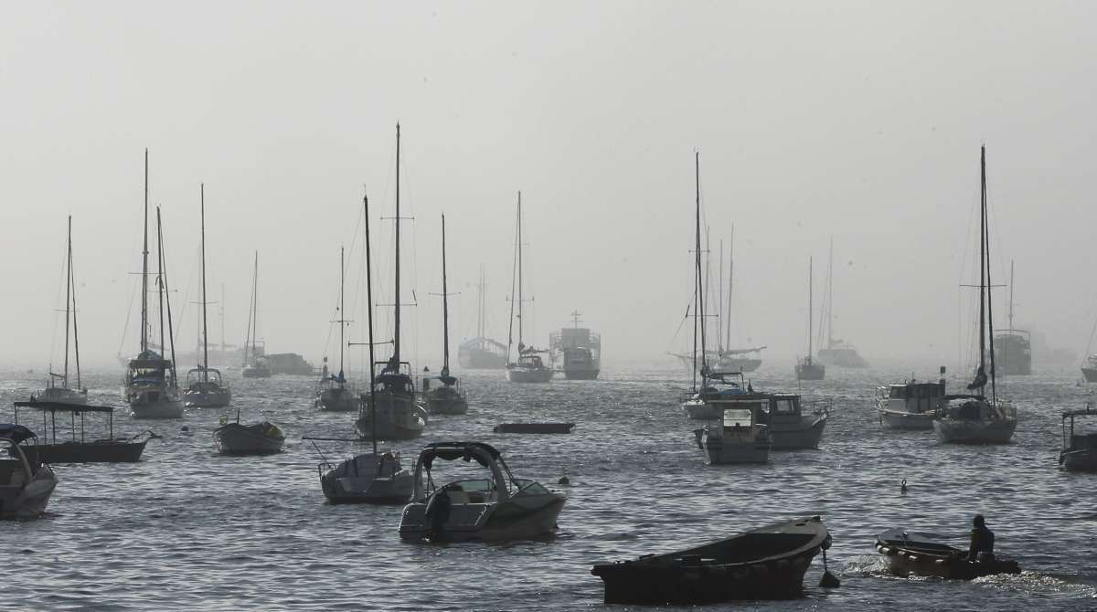 Domingo de lazer e forte nevoeiro na zona sul da cidade. Na foto, pistas fechadas no aterro.