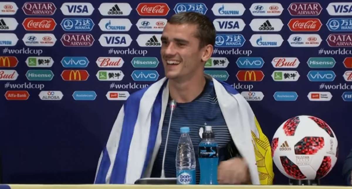 Griezmann com a bandeira do Uruguai - Reprodução Internet