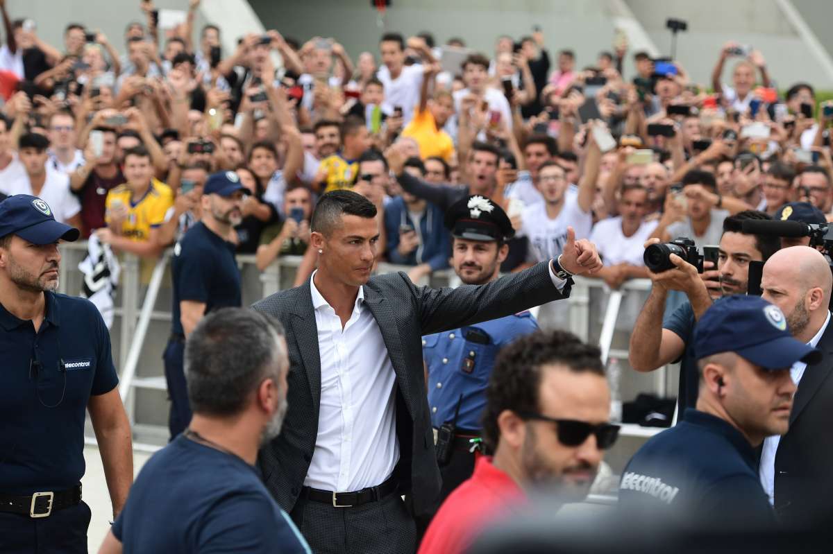 Cristiano Ronaldo é recebido por torcedores da Juventus antes de apresentação - AFP