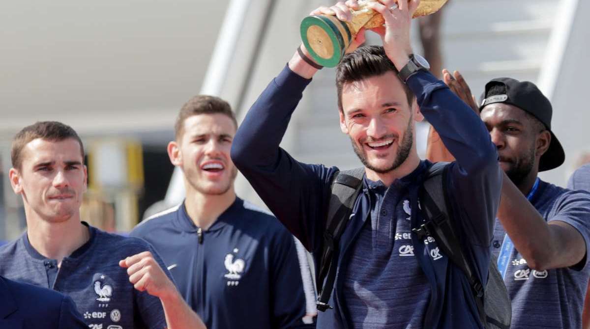 Delega&ccedil;&atilde;o da Fran&ccedil;a chega a Paris