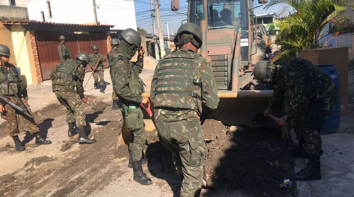 Exército em operação no Salgueiro, São Gonçalo.