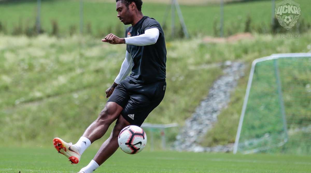 Ex-jogador do Botafogo, o atacante Vitinho, atualmente no CSKA, treina pelo clube russo: sonho antigo do Rubro-Negro